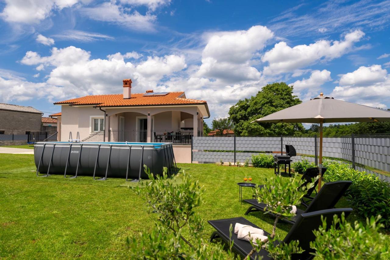 Holiday House Leana Pazin Exteriör bild