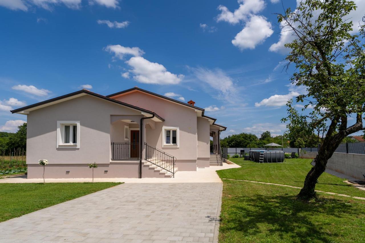 Holiday House Leana Pazin Exteriör bild